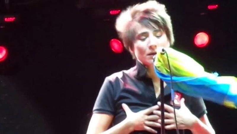 Земфира наделала шума в России украинским флагом Земфира наделала шума в России украинским флагом