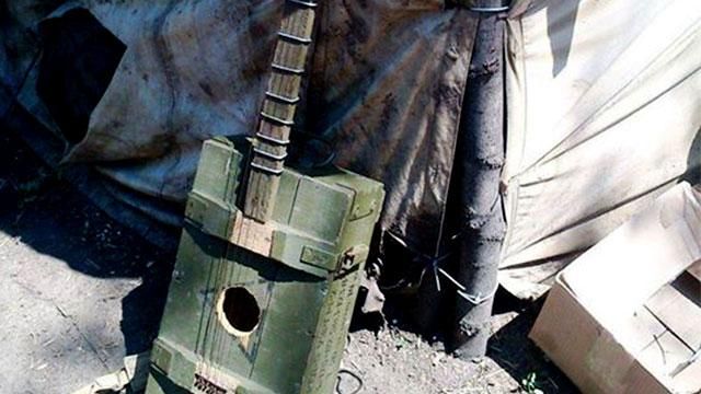 Фото дня: бойцы смастерили уникальную гитару Фото дня: бойцы смастерили уникальную гитару
