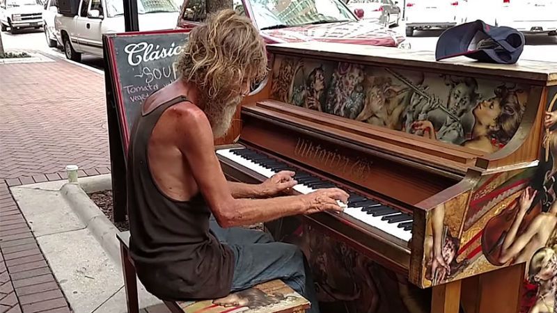Бездомный удивил мир виртуозной игрой на фортепиано