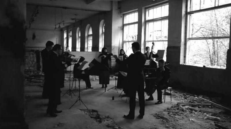 Відео дня. Львівський оркестр зіграв на руїнах Відео дня. Львівський оркестр зіграв на руїнах