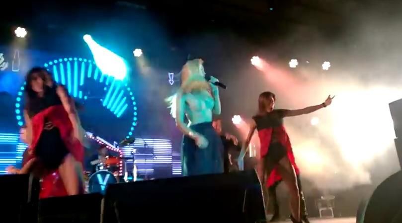 С Брежневой слетела юбка на концерте в России С Брежневой слетела юбка на концерте в России