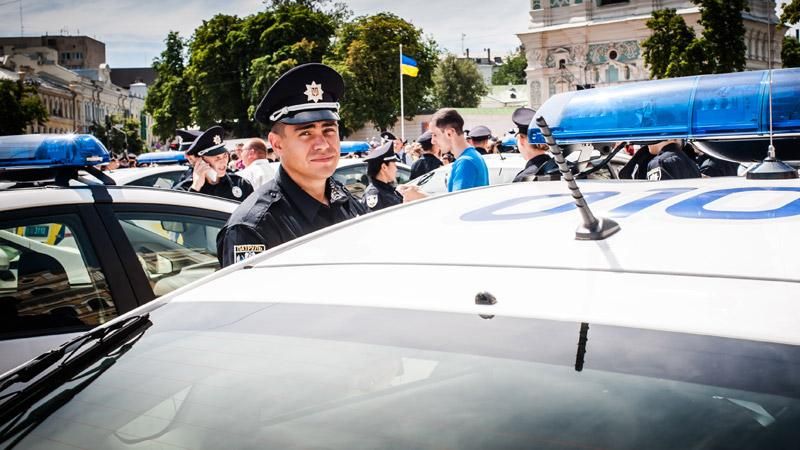 Полицейский "порвал" киевлян музыкальным хитом