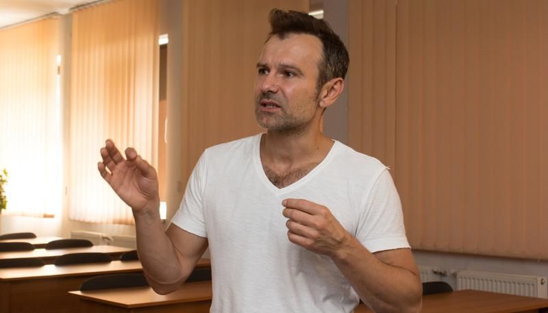 Вакарчук устроил премьеру песни в госпитале с военными Вакарчук устроил премьеру песни в госпитале с военными