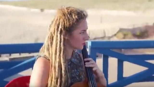 Девушки энергично перепели все хиты лета Девушки энергично перепели все хиты лета