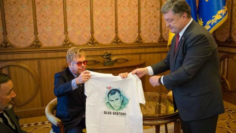 Порошенко подарил Элтону Джону футболки с украинскими политзаключенными