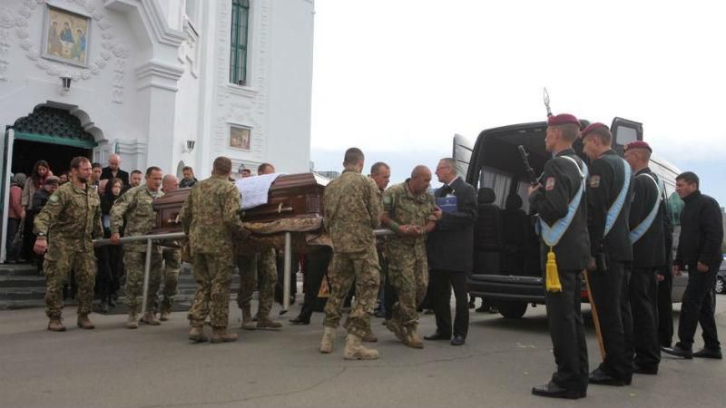 Музиканти та бійці попрощались зі співаком та волонтером Ларсоном Музиканти та бійці попрощались зі співаком та волонтером Ларсоном