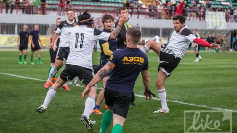 "Азовцы" и украинские звезды сыграли футбольный матч "Азовцы" и украинские звезды сыграли футбольный матч