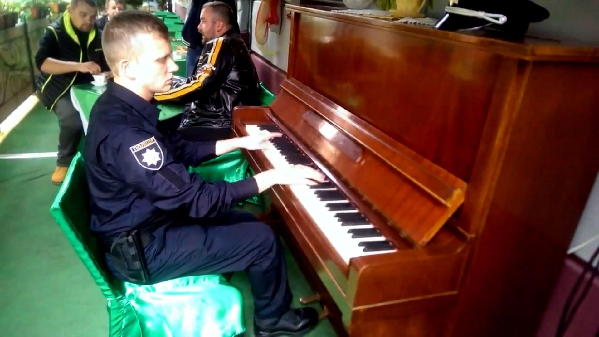 Поліцейський здивував львів'ян незвичним вчинком