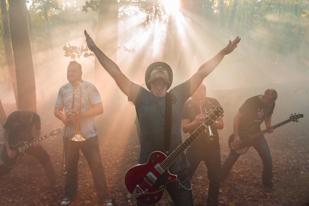 Культова група "Мед Хедс" зняла містичний відеокліп і "сховала" гору в тумані Культова група "Мед Хедс" зняла містичний відеокліп і "сховала" гору в тумані