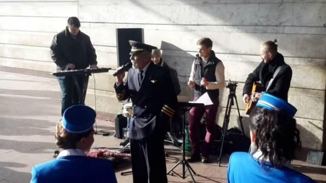 Известный певец устроил концерт посреди улицы Известный певец устроил концерт посреди улицы