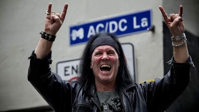 Фантастична країна і жахливі дороги, — вокаліст AC/DC поділився враженням від України