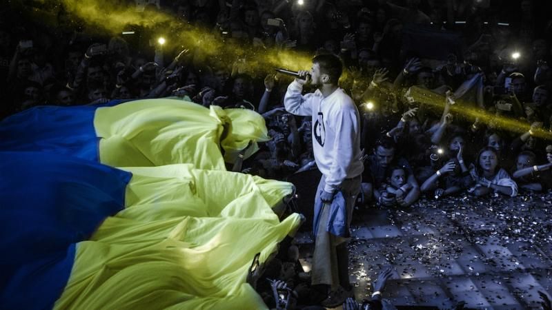 Патріотичний флеш-моб: фанати відомого музиканта заспівали гімн на його концерті Патріотичний флеш-моб: фанати відомого музиканта заспівали гімн на його концерті