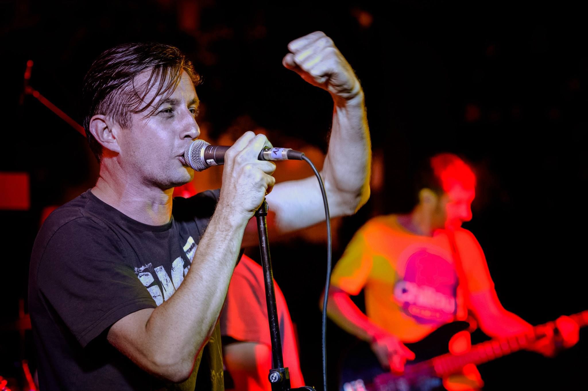 "Зірки" долучаються до збору допомоги постраждалим у Сватовому "Зірки" долучаються до збору допомоги постраждалим у Сватовому