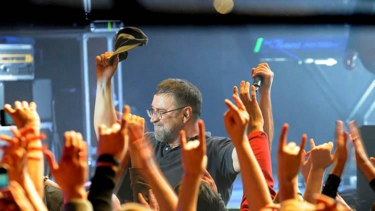 Лідер ДДТ присвятив пісню загиблим у Єгипті: зал став навколішки Лідер ДДТ присвятив пісню загиблим у Єгипті: зал став навколішки