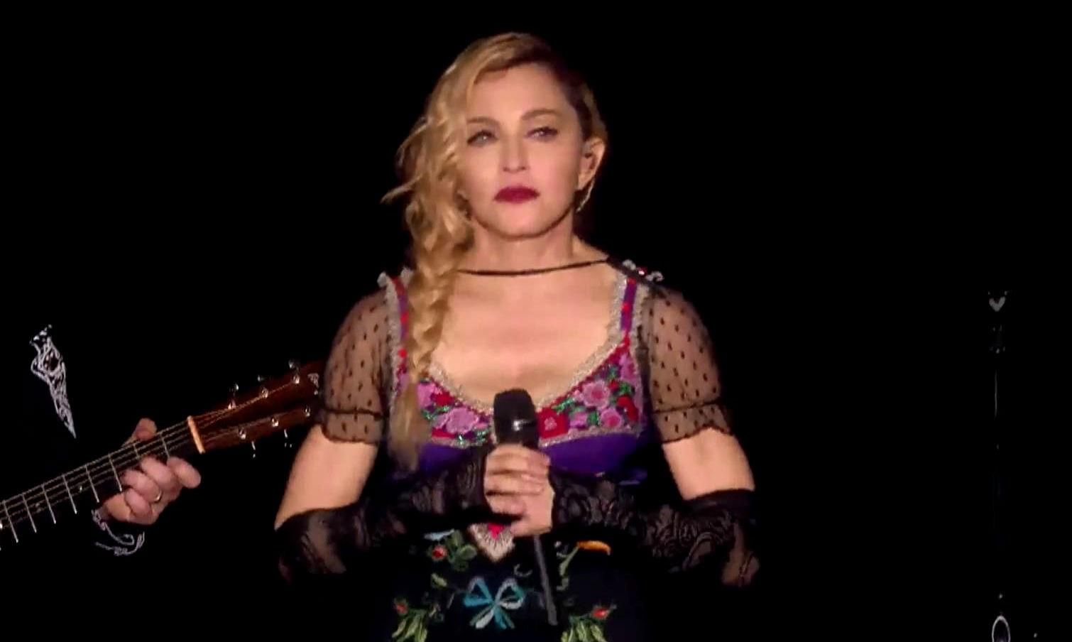 Мадонна розплакалась на сцені, згадуючи загиблих у Франції