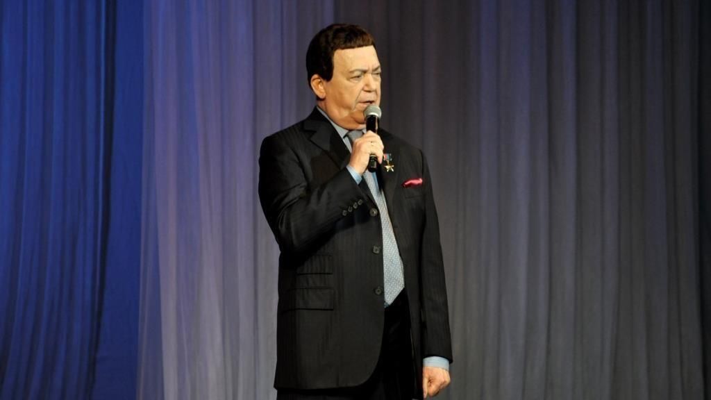 Кобзон снова приехал к боевикам и пожаловался на США Кобзон снова приехал к боевикам и пожаловался на США