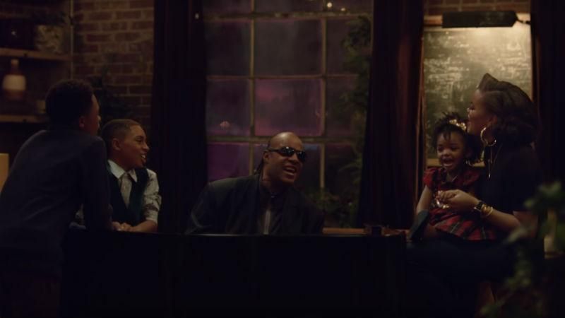 Apple показала невероятно нежный рождественский ролик со Стиви Уандером Apple показала невероятно нежный рождественский ролик со Стиви Уандером