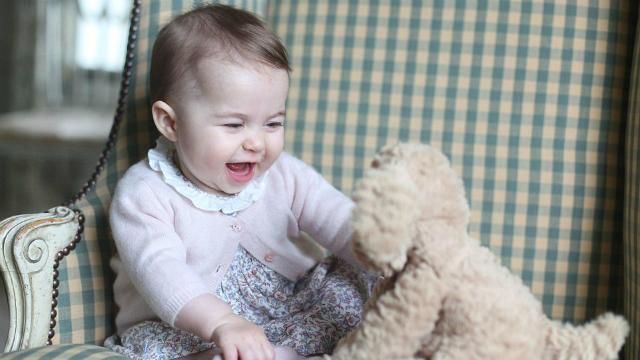 Її королівська милість: з’явились нові фото британської принцеси Шарлотти