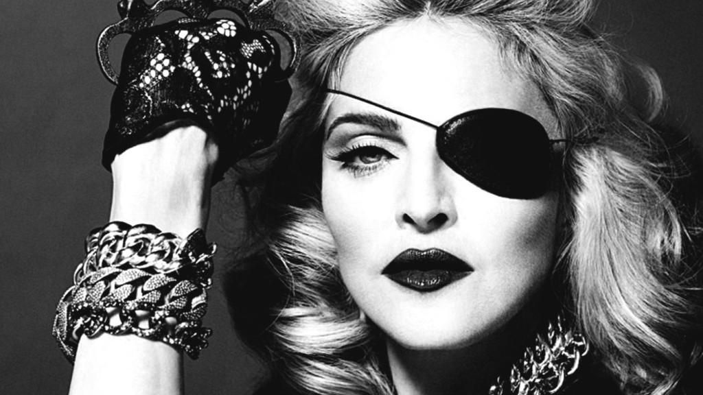 Мадонна устроила импровизированный концерт под открытым небом в Париже