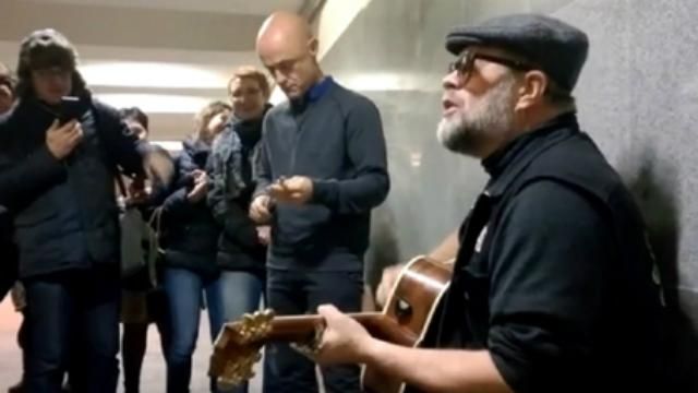 Легендарный рок-музыкант спел в метро