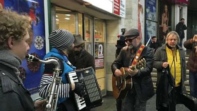 Легендарный российский рокер сыграл в киевском метро Легендарный российский рокер сыграл в киевском метро