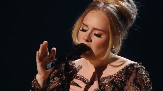 Адель мало не розридалась, вийшовши на сцену після 4 років перерви Адель мало не розридалась, вийшовши на сцену після 4 років перерви