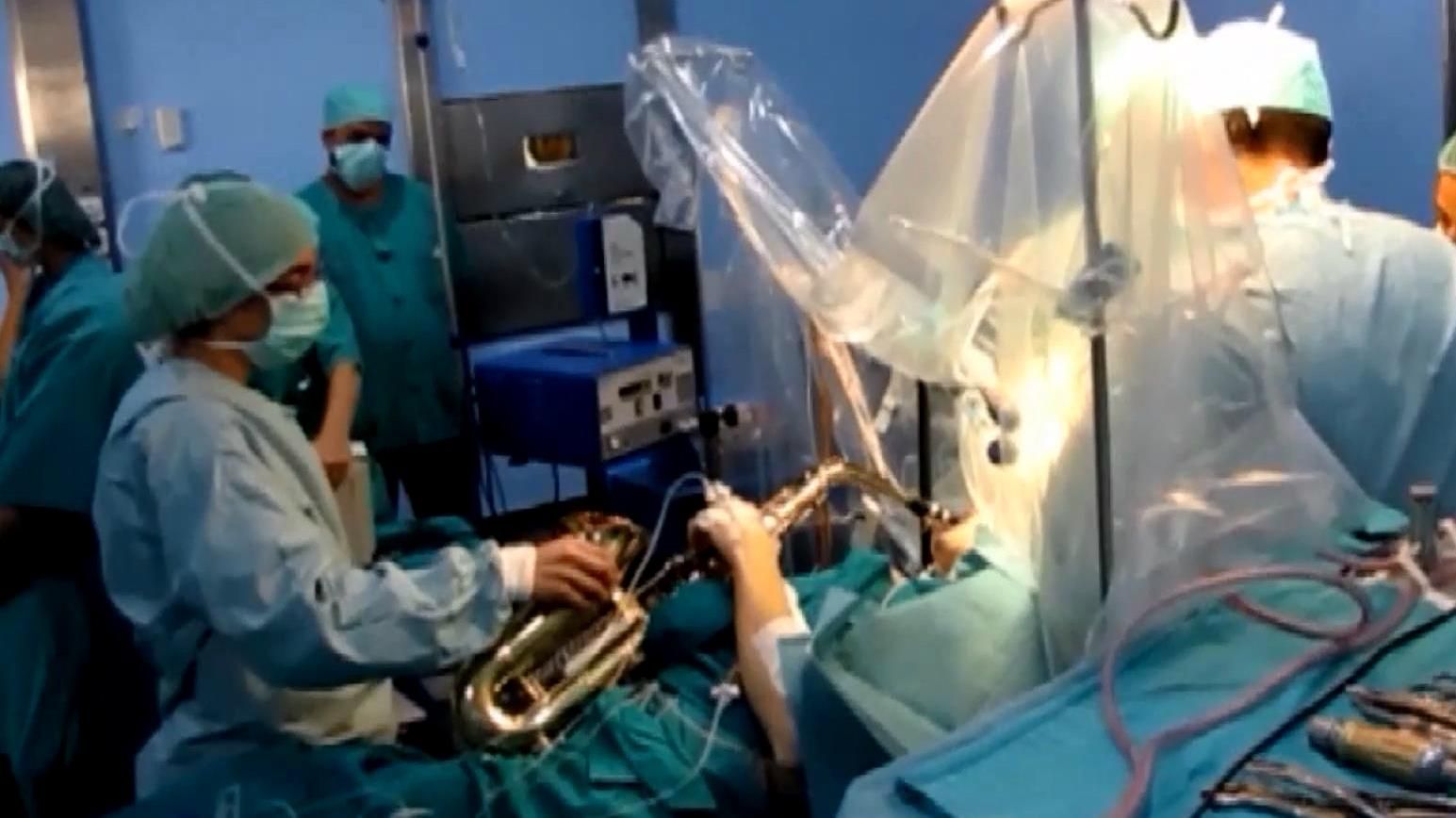 Музикант продовжував грати навіть під час проведення операції на мозку Музикант продовжував грати навіть під час проведення операції на мозку