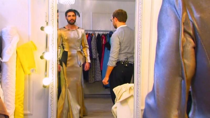 Козловський шокував фанатів: вийшов на сцену у сукні і на підборах Козловський шокував фанатів: вийшов на сцену у сукні і на підборах