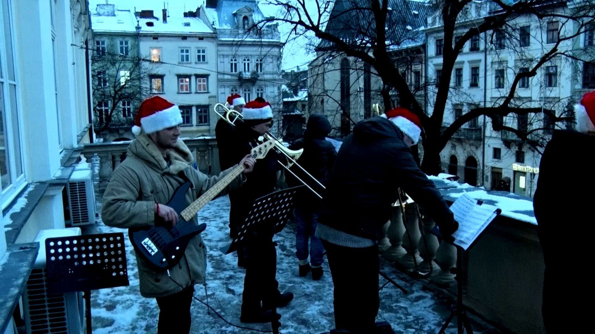 Музиканти влаштували концерт на балконі Садового