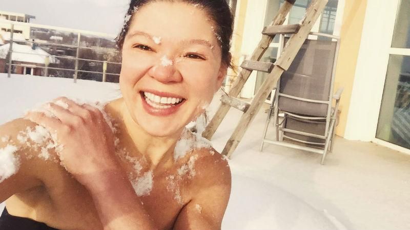 Руслана отходила от новогодней ночи полуголой в снегу Руслана отходила от новогодней ночи полуголой в снегу