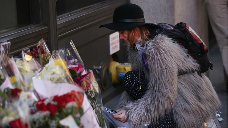 Заплаканные лица и много цветов: фанаты прощаются с Дэвидом Боуи Заплаканные лица и много цветов: фанаты прощаются с Дэвидом Боуи