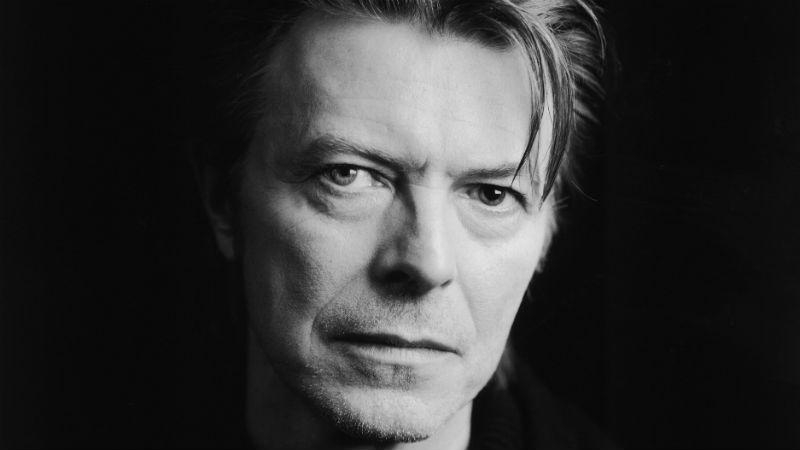 Масштабные акции и несмолкающее пение: как в мире чтят память легендарного Дэвида Боуи