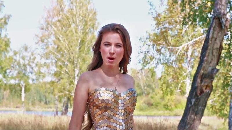 Хит дня: исполнительница песни о Путине сняла новый клип о рубле