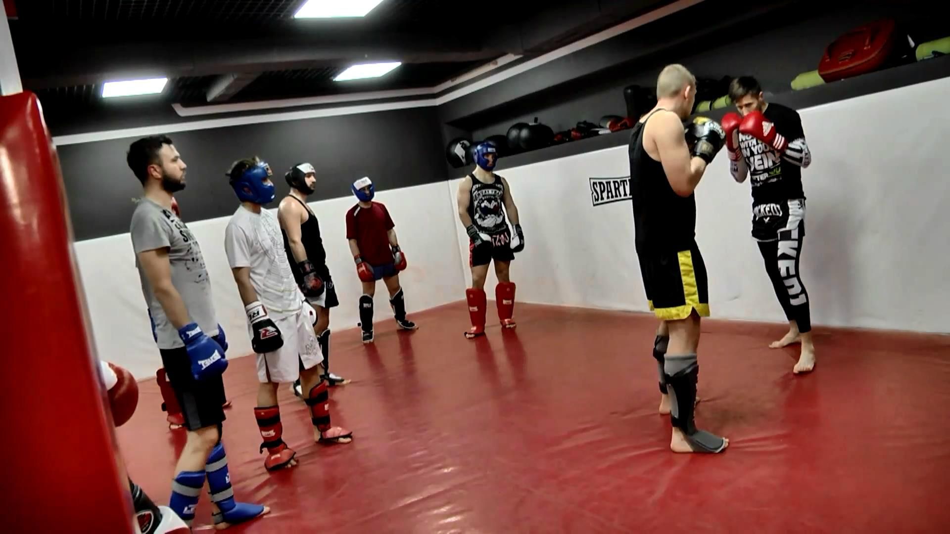 Вокаліст Brutto провів майстер-клас із боксу в Києві Вокаліст Brutto провів майстер-клас із боксу в Києві