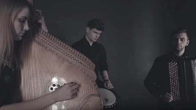 Известная песня Кузьмы чувственно прозвучала на бандуре и под баян Известная песня Кузьмы чувственно прозвучала на бандуре и под баян