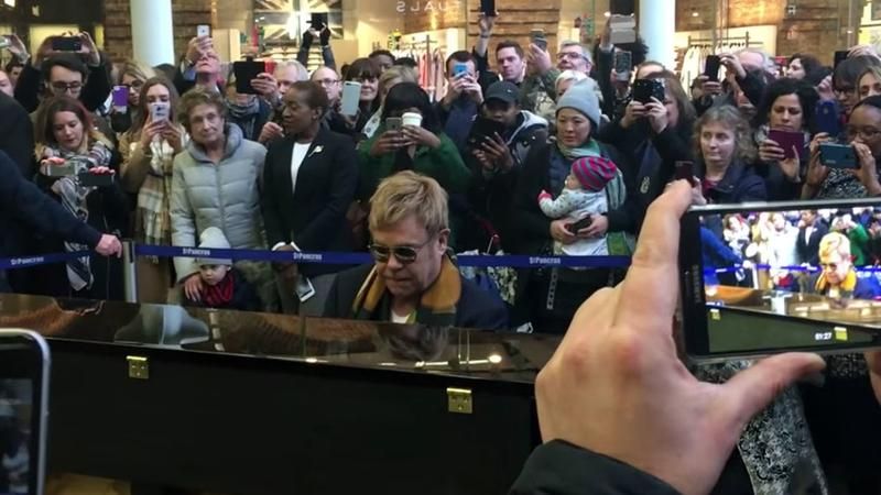 Элтон Джон выступил на вокзале Элтон Джон выступил на вокзале