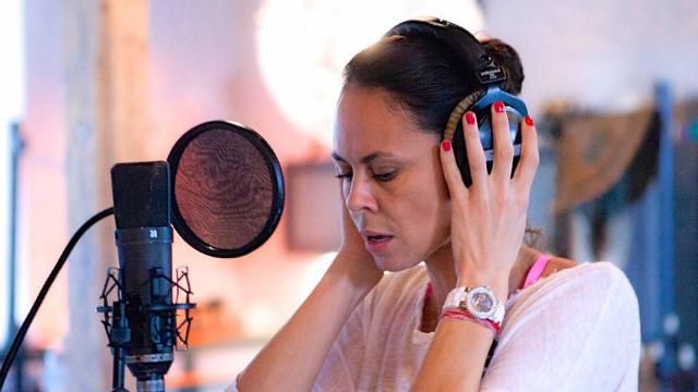 Жена Кличко показала клип и едет гастролировать по Германии Жена Кличко показала клип и едет гастролировать по Германии