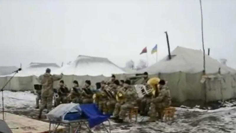 Військові влаштували справжнє джазове шоу просто на полігоні Військові влаштували справжнє джазове шоу просто на полігоні