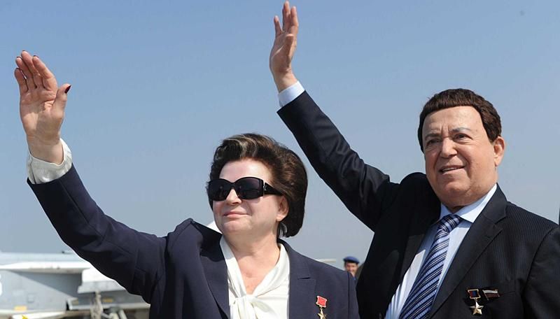 Кобзон після поїздок на Донбас уже в Сирії: роздає нагороди російським солдатам Кобзон після поїздок на Донбас уже в Сирії: роздає нагороди російським солдатам