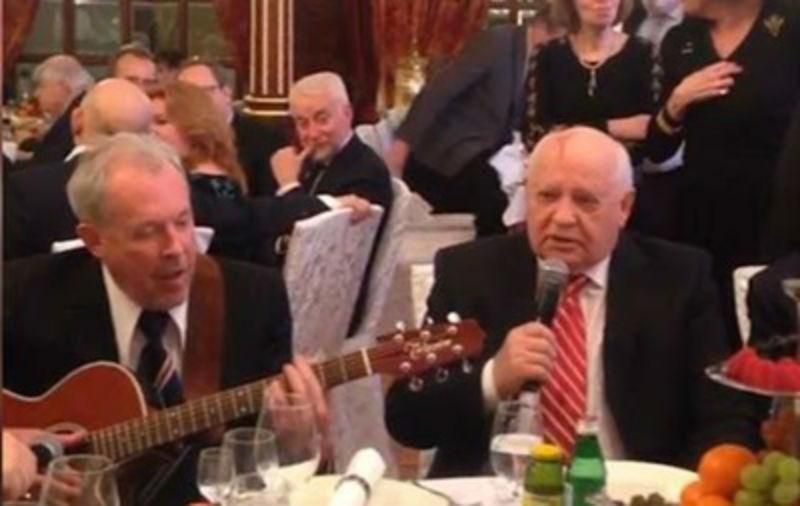 Горбачов заспівав під акомпонемент Макаревича українську пісню Горбачов заспівав під акомпонемент Макаревича українську пісню