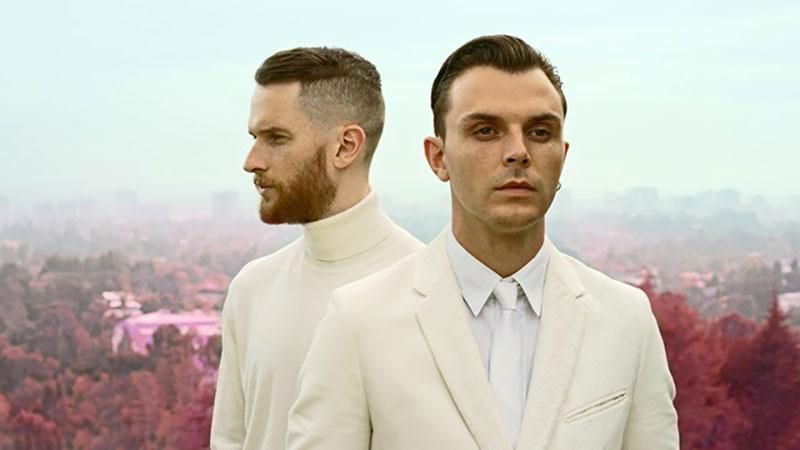 Лідер гурту Hurts одягнув вишиванку Лідер гурту Hurts одягнув вишиванку