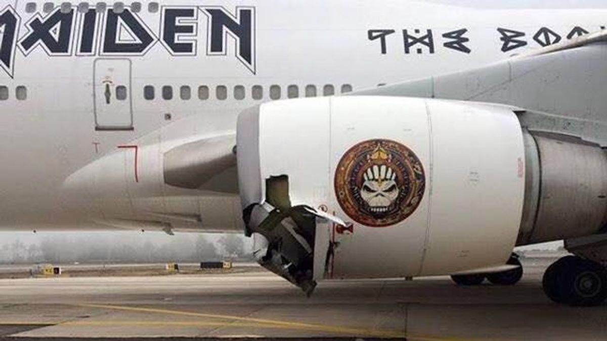 Літак гурту Iron Maiden потрапив в аварію: з’явилися фото 