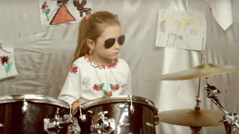 Дівчинка-барабанщиця зачарувала мережу своїм талантом Дівчинка-барабанщиця зачарувала мережу своїм талантом