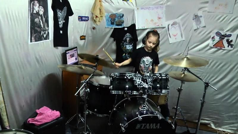 Юная украинская барабанщица поразила сеть незаурядным талантом Юная украинская барабанщица поразила сеть незаурядным талантом