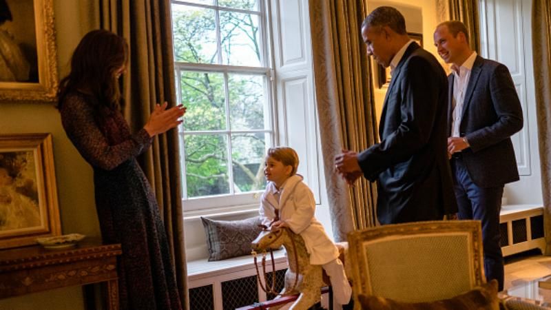 Як Обама забавляв дворічного принца Джорджа у піжамі: з'явились фото
