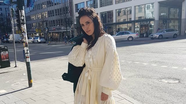 Джамала прогулялась Стокгольмом у шикарній вишиванці Джамала прогулялась Стокгольмом у шикарній вишиванці