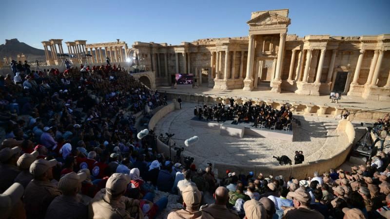 Виолончелист Путина с оркестром дал концерт в разрушенной сирийской Пальмире
