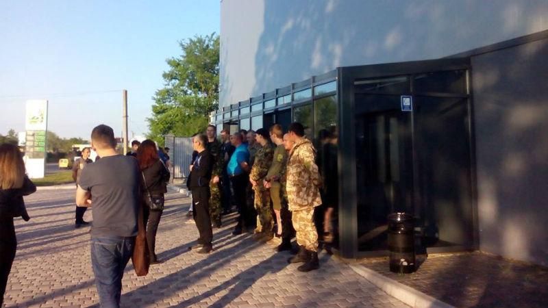 На выступление Лободы в Ивано-Франковске никто не пришел – активисты заблокировали зал