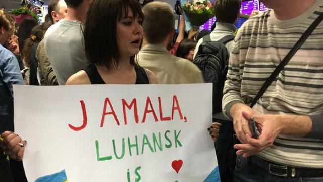 Емоції, сльози і море квітів – Джамала повернулась у Київ