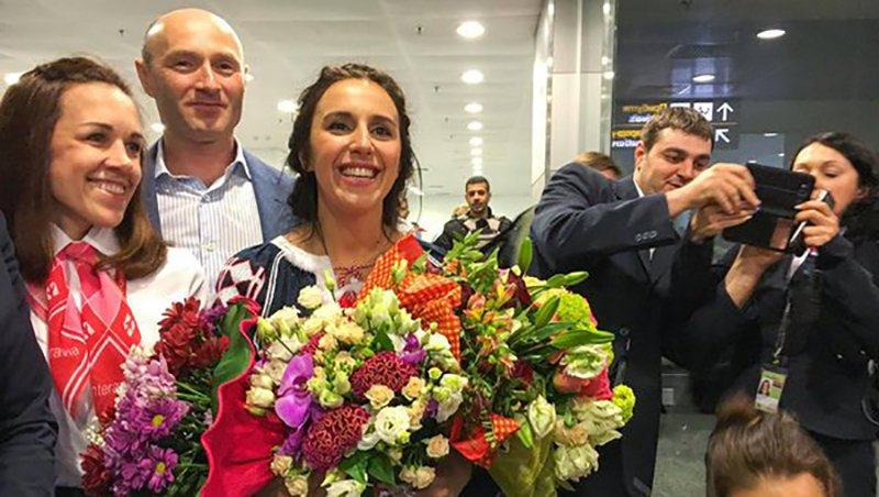 Крым — это Украина, — люди скандируют на встрече Джамалы в Борисполе

